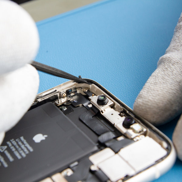 Отлепете старото лепило около ръбовете на iPhone