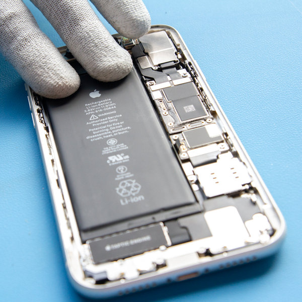 Поставете новата батерия в iPhone