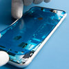 Залепете ново лепило около ръбовете на iPhone. #1