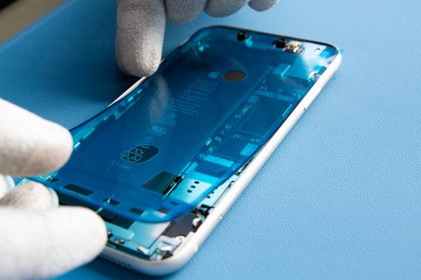 Залепете ново лепило около ръбовете на iPhone.